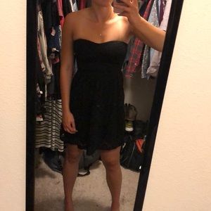 Strapless black dress with lace-flower pattern